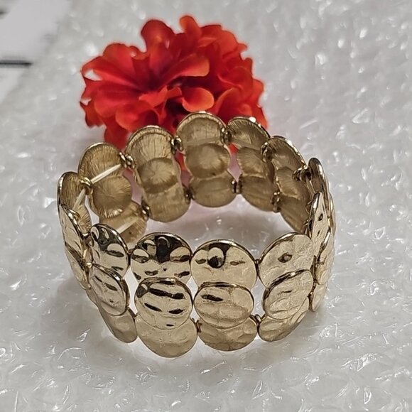 Gold-tone hammered 1" wide stretch bracelet - Picture 1 of 7